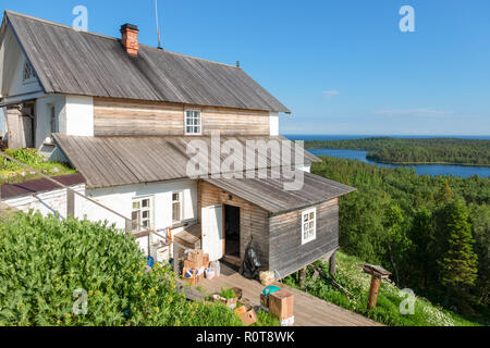 Blick auf die Insel Anzersky, Kloster Gebäude, und das Weiße Meer vom Berg Golgatha auf Anzersky Insel Solowki Inseln, Oblast Archangelsk, Russ Stockfoto