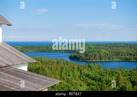 Blick auf die Insel Anzersky, Kloster Gebäude, und das Weiße Meer vom Berg Golgatha auf Anzersky Insel Solowki Inseln, Oblast Archangelsk, Russ Stockfoto