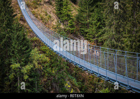 Tibetische Brücke in rabby Tal auf italienischen Alpen Stockfoto