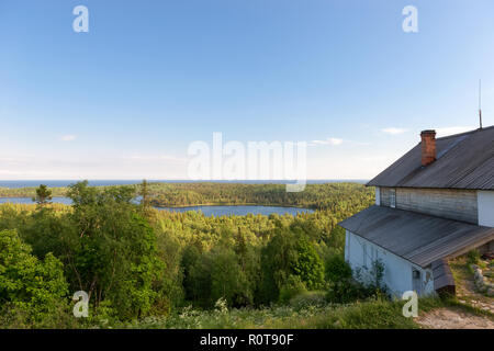 Blick auf die Insel Anzersky, Kloster Gebäude, und das Weiße Meer vom Berg Golgatha auf Anzersky Insel Solowki Inseln, Oblast Archangelsk, Russ Stockfoto