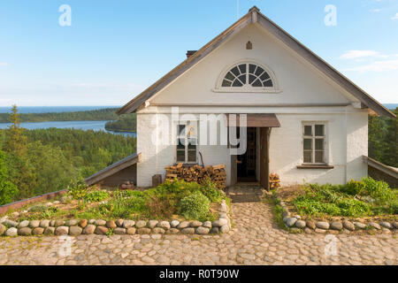 Blick auf die Insel Anzersky, Kloster Gebäude, und das Weiße Meer vom Berg Golgatha auf Anzersky Insel Solowki Inseln, Oblast Archangelsk, Russ Stockfoto