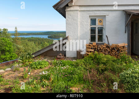 Blick auf die Insel Anzersky, Kloster Gebäude, und das Weiße Meer vom Berg Golgatha auf Anzersky Insel Solowki Inseln, Oblast Archangelsk, Russ Stockfoto