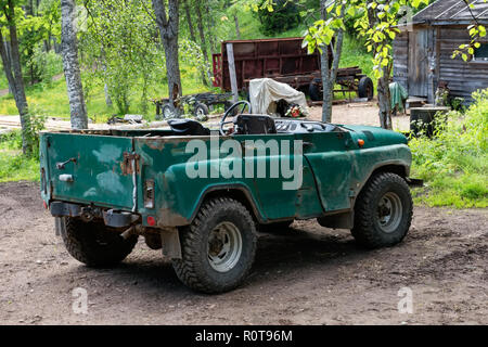 Klösterliche UAZ Autos in der Golgotha-Crucifix Skete am Mount Calvary auf Anzersky Insel Solowki Inseln, Archangelsker Gebiet, Russland Stockfoto