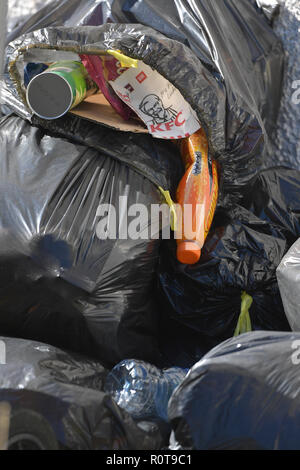 Allgemeine Ansicht von müllbeuteln außerhalb einer Eigenschaft in einer Wohnstraße in Mochdre, Wales, als Conwy Rat eine Regelung einführen, die nicht zum Sammeln - recyclabl Stockfoto