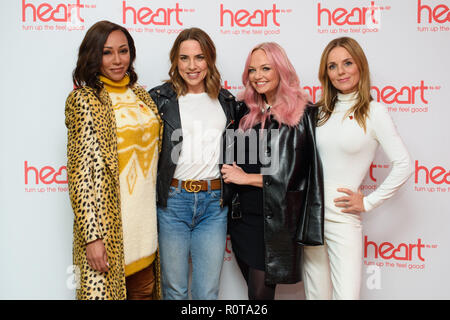 Spice Girls (von links nach rechts) Melanie Brown, Melanie Chisholm, Geri Horner und Emma Bunton bei einem Live Auftritt heute Morgen im Herzen Frühstück Show mit host Jamie Theakston bei Global Radio in Leicester Square, London. Stockfoto