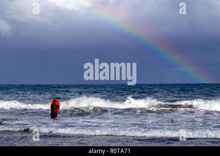 Surfen in den Atlantischen Ozean an der Ostküste von Gran Canaria an einem stürmischen Tag Stockfoto