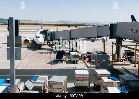 Flugzeug am Finger Dock nach der Landung. Adolfo Suarez Flughafen Madrid-Barajas. Flughafen Barajas, Madrid, Spanien, Europa Stockfoto