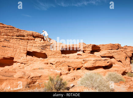 Man Felsen in der Valley of Fire State Park nevada Klettern Stockfoto