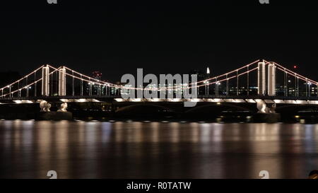 Nacht der London Bridge mit hellen Lichtern und schöne Reflexionen in der Themse. Stockfoto