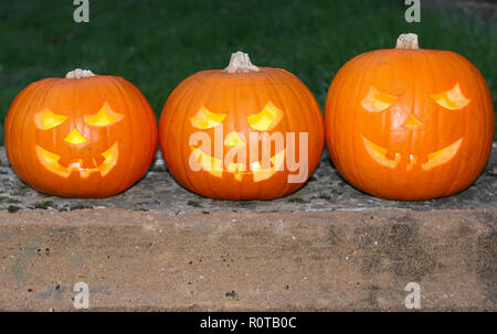 Jack O Laternen beleuchtete Kürbisse für Halloween, lustig und gruselig. Stockfoto