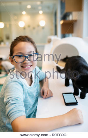 Porträt Lächeln, selbstbewusste Mädchen mit Katze im Cat Cafe