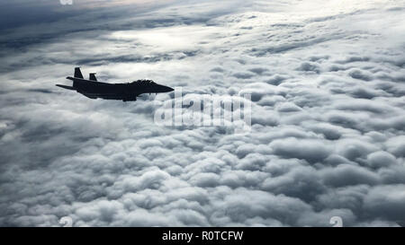 Ein US Air Force F-15E Strike Eagle mit der 48Th Fighter Wing von RAF Lakenheath, England, fliegt neben einem US Air Force KC-135 Stratotanker mit den 100 Luftbetankung Flügel von RAF Mildenhall, England, während einer Bereitstellung zu Amari Air Base, Estland, Nov. 1, 2018. Estland ist ein wichtiger NATO-Verbündeten in Europa und eine starke US-Partner bei der Förderung regionaler Sicherheit und Wohlstand. (U.S. Air Force Foto von älteren Flieger Kelly O'Connor) Stockfoto