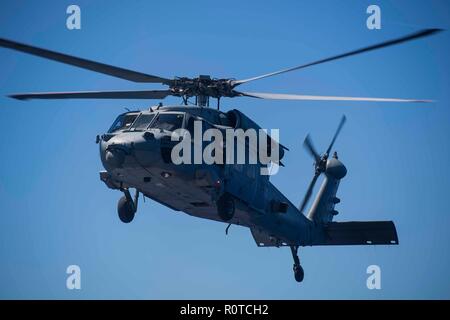 181105-N-XK 398-1102 GEWÄSSERN VOR DER KÜSTE VON TINIAN (Nov. 05, 2018) Eine MH-60S Sea Hawk Hubschrauber, auf der "Insel der Ritter" Hubschrauber Meer Combat Squadron (HSC) 25, Ansätze der Amphibischen dock Landung Schiff USS Ashland (LSD 48) für ein Personal transfer zur Unterstützung der Verteidigung Unterstützung der zivilen Behörden (DSCA) Bemühungen auf der Insel Tinian zugeordnet. Matrosen und Marines von Ashland, Teil der Wasp Amphibious Ready Gruppe und 31 Marine Expeditionary Unit Team, bereiten auf die Commonwealth der Nördlichen Marianen "zivilen und lokalen offic Departement für Verteidigung zu unterstützen. Stockfoto