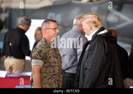 Präsident Donald Trump spricht mit Marine Generalleutnant Robert Hedelund, Kommandierender General, II Marine Expeditionary Force, bei einem Besuch nach dem Hurrikan Florence, Marine Corps Air Station Cherry Point, Havelock, N.C., Sept. 19, 2018. (U.S. Army National Guard Foto von Sgt. 1. Klasse Jim Greenhill) Stockfoto