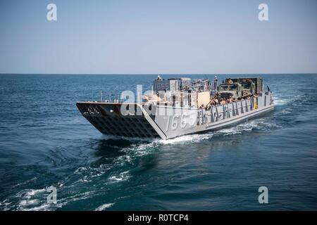 181105-N-GR 847-2006 arabischen Golf (Nov. 5, 2018) Landing Craft Utility 1665, angeschlossen an Angriff Craft Unit (ACU) (1), den Arabischen Golf Transite während einer planmäßigen Einsatz der Essex Amphibious Ready Group (ARG) und 13th Marine Expeditionary Unit (MEU). Das Essex ARG/13 MEU ist eine flexible und anhaltende Navy-Marine Corps Team in die USA 5 Flotte Bereich der Maßnahmen zur Unterstützung der Marine im Einsatz für die Stabilität und Sicherheit in der Region zu gewährleisten, Anschluss an das Mittelmeer und den Pazifischen Raum durch den westlichen Indischen Ozean und drei strategische Choke Points Stockfoto