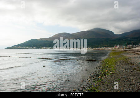 Die Wolke bedeckte Slieve Donard in der Mourne Mountains von Newcastle Beach im County Down in Nordirland im späten Dezember 2014 gesehen Stockfoto