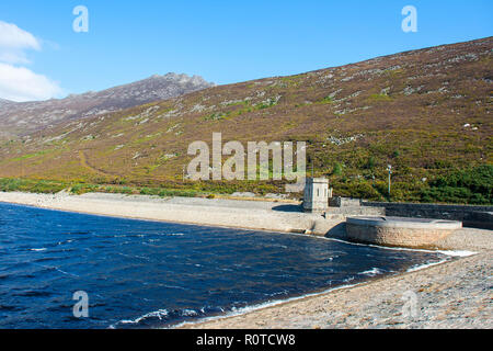 Teil des Wasserbehälters in der berühmten Silent Valley Mountain Park in der Mourne Mountains im County Down in Nordirland. Ein wunderbarer Ort für Mo Stockfoto