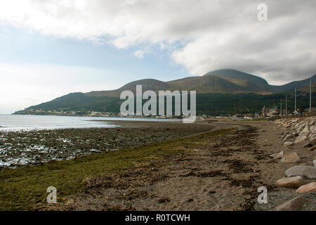 Die Wolke bedeckte Slieve Donard in der Mourne Mountains von Newcastle Beach im County Down in Nordirland im späten Dezember 2014 gesehen Stockfoto