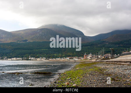 Die Wolke bedeckte Slieve Donard in der Mourne Mountains von Newcastle Beach im County Down in Nordirland im späten Dezember 2014 gesehen Stockfoto