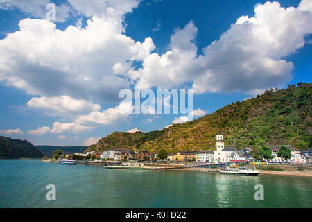 Blick entlang der schönen Rhein in Deutschland mit der Ortschaft Sankt Goar in Aussicht Stockfoto