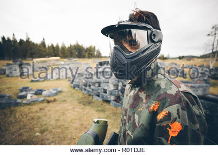 Junger Mann Paintball