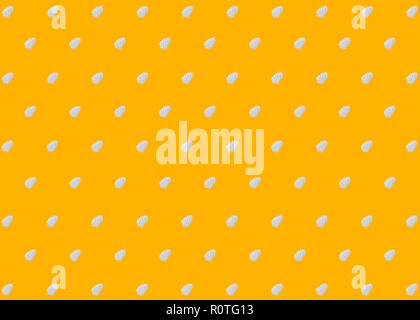 Cedar Kegel Polka Dot Pattern, goldenem Hintergrund. Weihnachten und Neujahr Grußkarte, Banner, Abdeckung, Geschenkpapier Konzept. Stockfoto