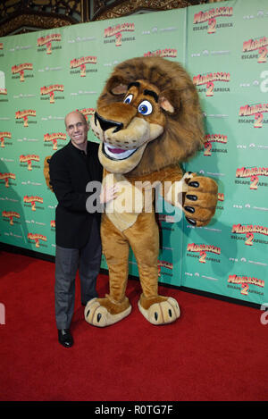 Jeffrey Katzenberg und Alex der Löwe die Premiere von Madagaskar: 2 Afrika an der Staatlichen Theater entkommen. Sydney, Australien. 17.11.08. Stockfoto