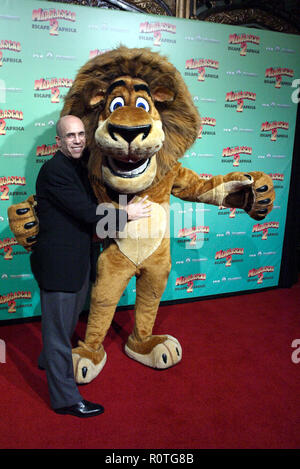 Jeffey Katzenberg und Alex der Löwe die Premiere von Madagaskar: 2 Afrika an der Staatlichen Theater entkommen. Sydney, Australien. 17.11.08. Stockfoto