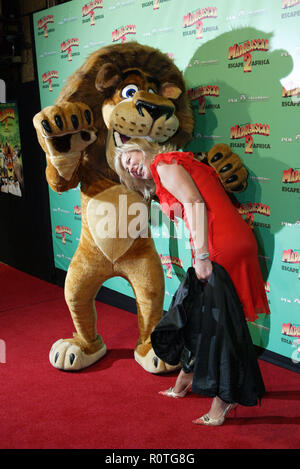 Kerri-Anne Kennerley und Alex der Löwe die Premiere von Madagaskar: 2 Afrika an der Staatlichen Theater entkommen. Sydney, Australien. 17.11.08. Stockfoto