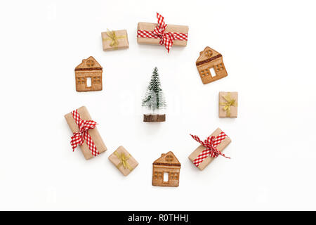 Weihnachten Zusammensetzung mit Baum im Inneren. Weihnachten Kranz aus Geschenke, Plätzchen, Bänder auf Weiß Stockfoto