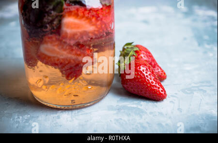 Frischen Cocktail mit Erdbeere und Basilikum im Glas. Geringe Tiefenschärfe. Stockfoto