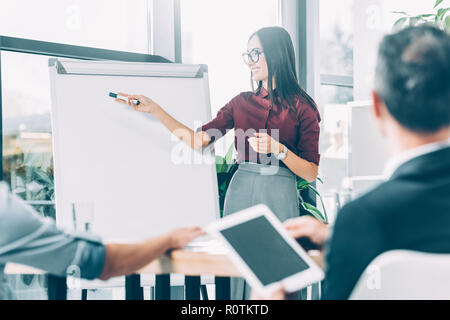Jungen asiatischen Geschäftsfrau, die Präsentation an Kollegen Stockfoto