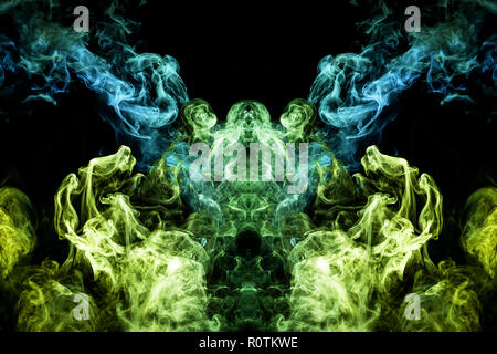 Flauschige Puffs in Blau, Gelb und Grün Rauch und Nebel in der Form eines Schädels, Monster, Drachen auf schwarzem Hintergrund. Fantasy drucken für Kleidung: t-Shirts, Stockfoto