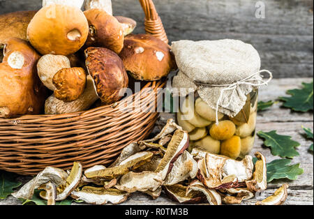 Steinpilze in jar Gebeizt und getrocknete Pilze auf rustikalen Hintergrund, herbstliche bewahrt vorbereiten Stockfoto