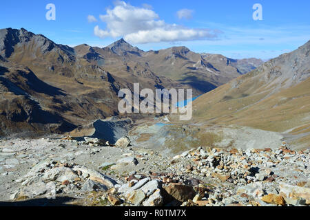 Mit Blick auf das Val d'Anniviers mit der Sasseneire und Diablorons Bergen oberhalb der Staumauer Moiry, in der Nähe von Griments in den südlichen Schweizer Alpen Stockfoto