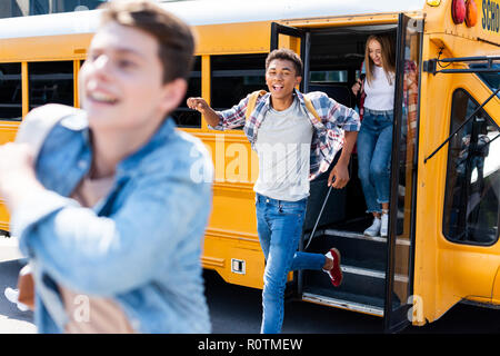 Gruppe von jugendlich Studenten aus der Schule Bus Stockfoto