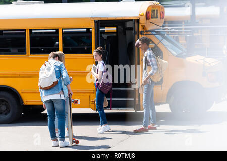 Gruppe von jugendlich Wissenschaftler stehen in der Nähe der Schule Bus Stockfoto