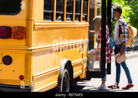 Paar jugendlich Studenten gehen in der Schule Bus Stockfoto