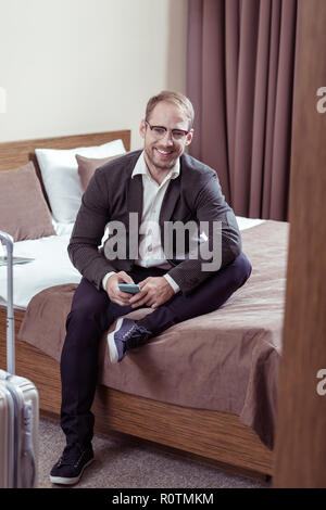 Fröhliche Geschäftsmann lächelnd Nach dem Lesen der Nachrichten von seiner Frau Stockfoto