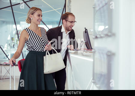 Stilvolle paar Geschäftsleute kommunizieren mit Telefonzentrale Stockfoto