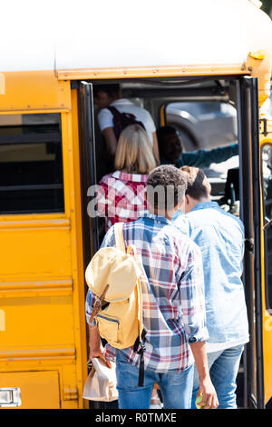 Ansicht der Rückseite des jugendlich Klassenkameraden in der Schule Bus Stockfoto