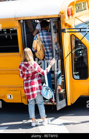 Ansicht der Rückseite des jugendlich Studenten gehen in der Schule Bus Stockfoto