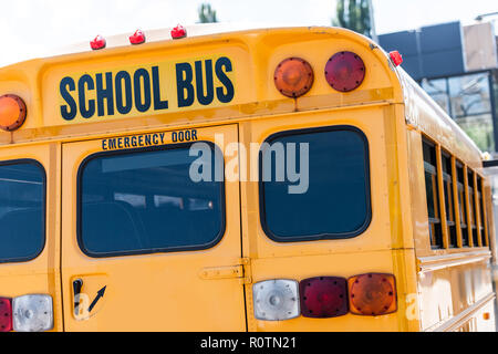 Ansicht der Rückseite des Schulbus mit Inschrift über Hintertür Stockfoto