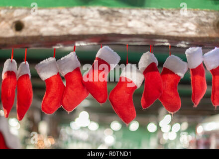 Zehn rote und weiße Weihnachten Strümpfe hängen vom Kaminsims Stockfoto