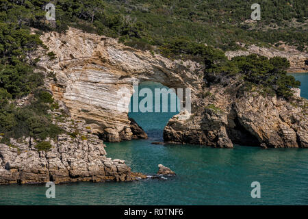 San Felice Arch in der Nähe der Stadt Vieste, Apulien, Italien Stockfoto