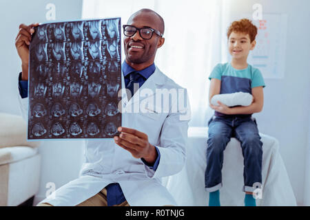 Professionelle positive Arzt Studium der Xray Foto Stockfoto