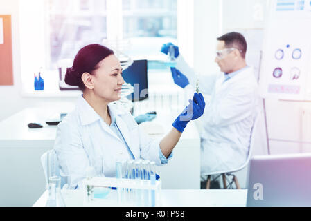 Smart weibliche Forscher im Labor arbeiten Stockfoto