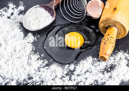 Kochen Konzept. Zutaten zum Backen - Mehl, Ei, Nudelholz, Ei verquirlen und Löffel aus Holz Stockfoto