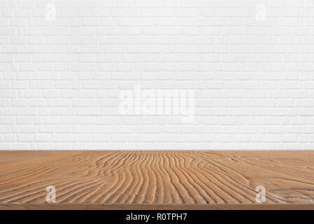 Zusammenfassung Hintergrund von Leer braunes Holz Plank mit weißen Stein Muster an der Wand im Hintergrund. Leeren Raum für Produkt anzeigen oder Werbung Hintergrund Stockfoto