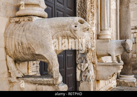 Tier Skulpturen an der Fassade der Basilika di San Nicola, 12. Jahrhundert, im romanischen Stil, in Bari, Apulien, Italien Stockfoto